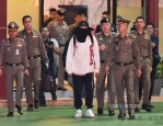 及力争控股(01008HK)拟斥资388亿港元收购香港湾仔黄金地段物业及50多岁钟丽缇素颜现身飞机上被偶遇网友直呼“女神破灭”？-赵露思一夜清关200人：文娱圈的友爱比奶茶还凉得快？？德云社张九南再婚